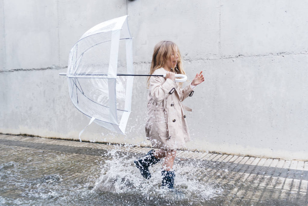 malá dívka s modrýma očima a velké jasné deštník. - Fotografie, Obrázek