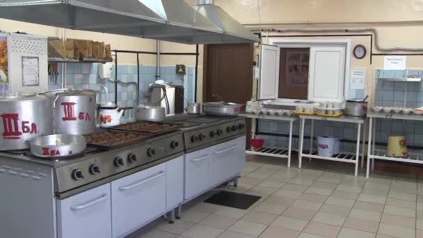 Küche in der Schulmensa. Verpflegung der Kinder in der Schule. - Filmmaterial, Video
