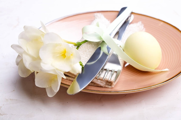 Easter laying table appointments, table setting options. Silverware, tableware items with festive decoration. Fork, knife and flowers. Happy easter holiday. - Foto, imagen