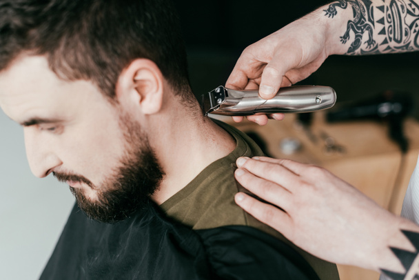 обрізане зображення перукарської гоління волосся клієнта в перукарні
 - Фото, зображення