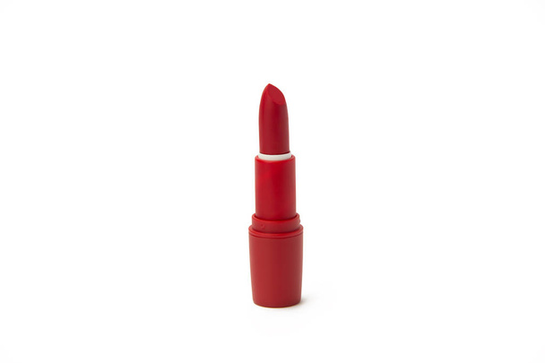Hermoso lápiz labial rojo sobre un fondo blanco
 - Foto, Imagen