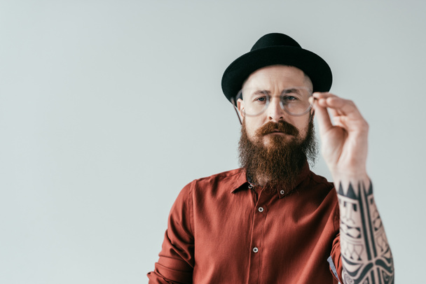 beyaz izole gözlük tutan sakallı yakışıklı adam - Fotoğraf, Görsel