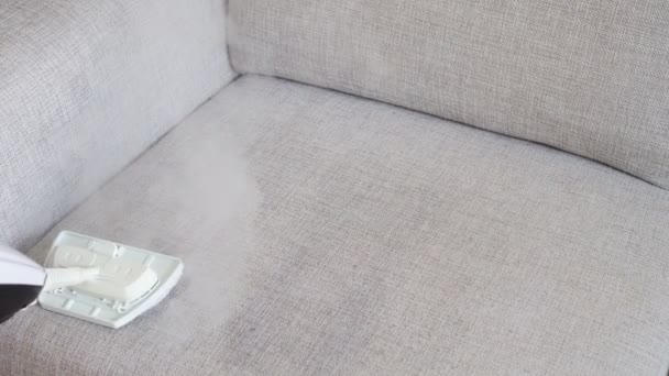 Tecido de limpeza do sofá com um aspirador de vapor
. - Filmagem, Vídeo