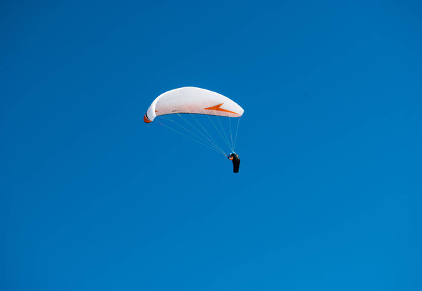 Descente d'un parapente dans le ciel blu
  - Photo, image