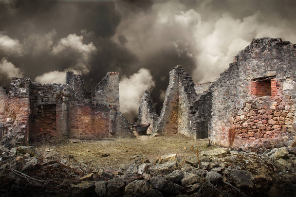 Ruinas de casas destruidas por el bombardeo
 - Foto, Imagen