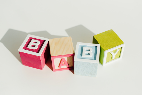 Parola bambino su blocchi di legno lettera
 - Foto, immagini