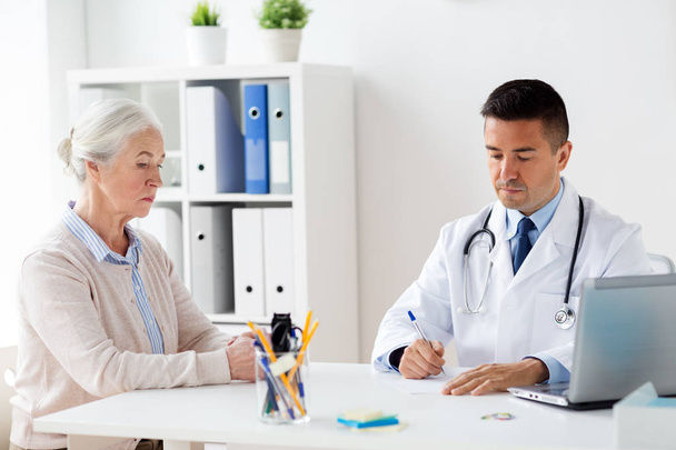 woman and doctor with prescription at clinic - Foto, Imagem