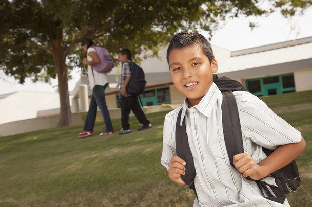幸せな若いヒスパニック男の子の学校の準備 - 写真・画像