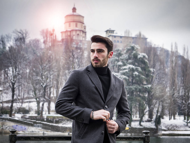 Young man in snowy city in Italy - Foto, afbeelding