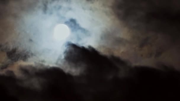 Luna llena en el cielo nocturno, luna llena, cielo nocturno, el movimiento de las nubes en el cielo nocturno sobre el fondo de una luna brillante
, - Metraje, vídeo