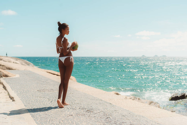 Black girl with coco on the sea beach - Foto, immagini