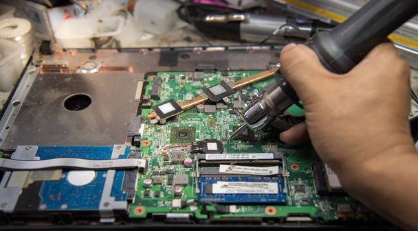 computer notebook reparatie, de laptop moederbord reparatie. - Foto, afbeelding