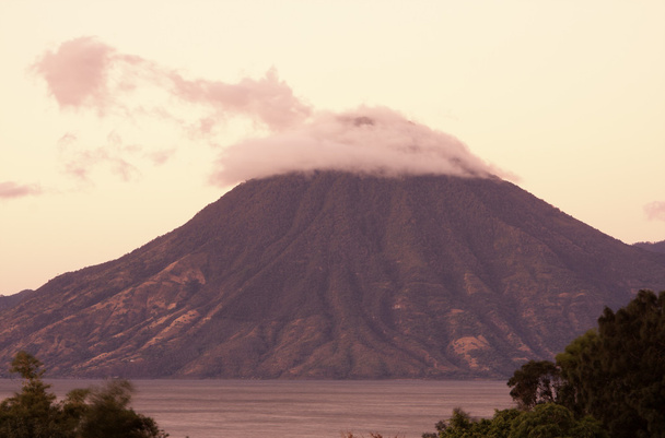 wulkan przez lago de atitlan - Zdjęcie, obraz
