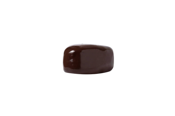 шоколадные конфеты макро выстрел с орехами и вкусной начинкой на белом фоне, изоляты
 - Фото, изображение