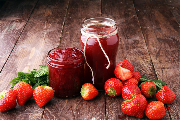 frische Erdbeermarmelade zum Frühstück und Erdbeeren. - Foto, Bild