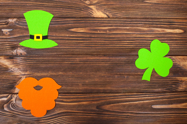 St. Patrick dzień tematu kolorowy poziomy baner. Krasnoludek zielony kapelusz, broda i shamrock pozostawia na brązowym tle drewnianych. Produkt jest wytwarzanie elementów. Kopiować miejsca. Dla karty z pozdrowieniami transparent - Zdjęcie, obraz