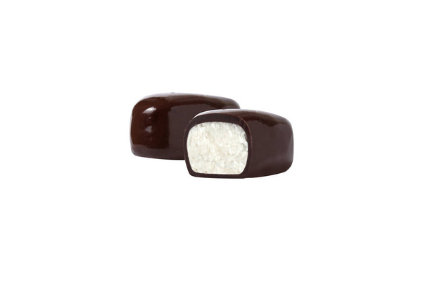 Schokolade Makroaufnahme mit Nüssen und köstlicher Füllung auf weißem Hintergrund, isoliert - Foto, Bild