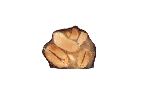 Schokolade Makroaufnahme mit Nüssen und köstlicher Füllung auf weißem Hintergrund, isoliert - Foto, Bild