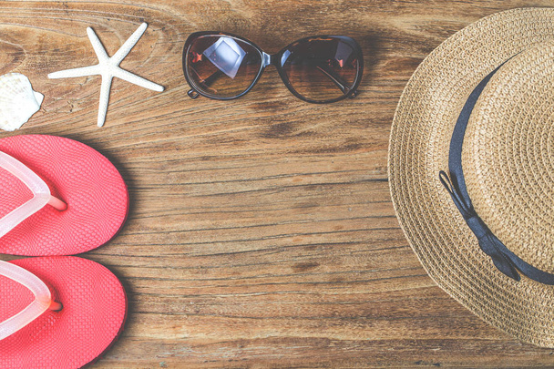 Straw hat and sunglasses on wood - Foto, Imagem