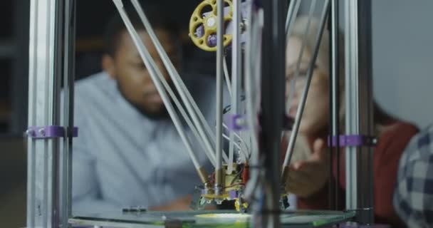 Científicos viendo trabajos de impresión 3D
 - Imágenes, Vídeo