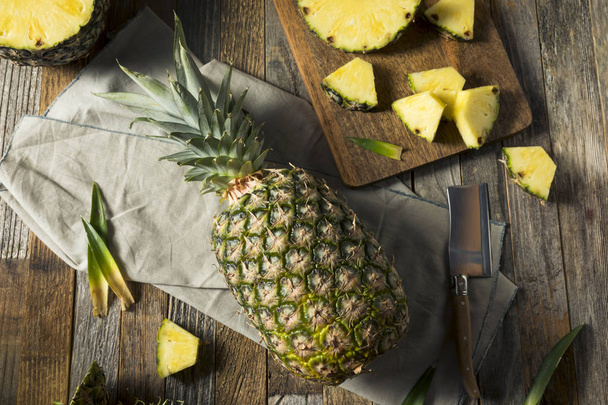 Raw Yellow Organic Pineapple Slices - 写真・画像