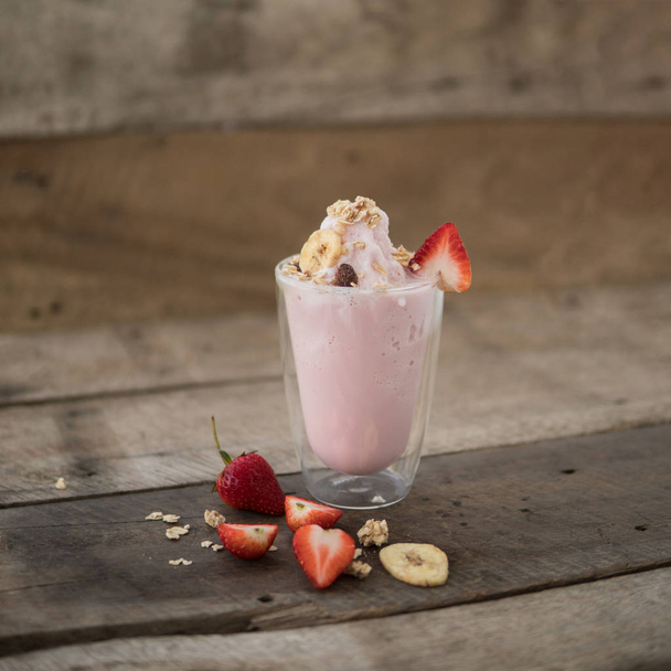 Erdbeer-Smoothie, sommerfrisches Getränk, Erdbeer-Joghurt auf Doub - Foto, Bild