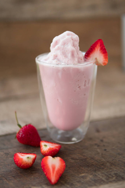 batido de fresa, bebida fresca de verano, yogur de fresa en doub
 - Foto, Imagen