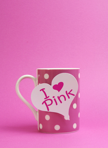 "I sydän vaaleanpunainen "viesti kirjoitettu valkoinen sydän merkki tag vaaleanpunainen polka piste kahvimuki
 - Valokuva, kuva