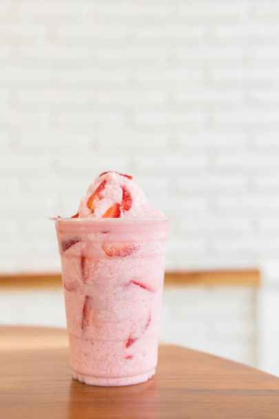 Jahodový koktejl, letní svěží drink, jahodový jogurt na doub - Fotografie, Obrázek