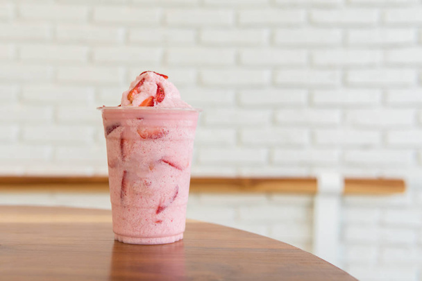 çilek güler yüzlü, yaz taze içeceği, zevkini ikiye üzerinde çilekli yoğurt - Fotoğraf, Görsel