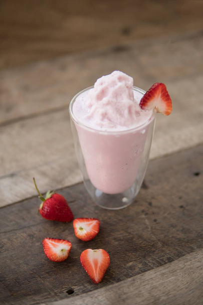 koktajl truskawkowy, świeży napój lato, jogurt truskawkowy na doub - Zdjęcie, obraz