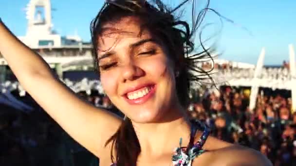 Menina tomando uma selfie em navio de cruzeiro
 - Filmagem, Vídeo