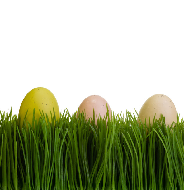 緑の芝生の上の 3 つのカラフルな卵 - 写真・画像