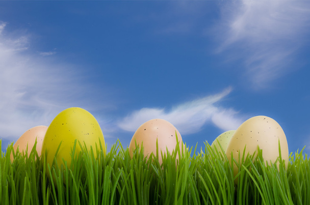 ovos de páscoa coloridos na grama verde - Foto, Imagem
