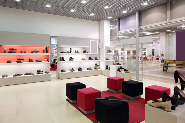 wnętrze sklep obuwniczy w nowoczesne centrum europejskich - Zdjęcie, obraz