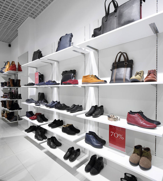 інтер'єр магазину взуття в сучасному європейському торговому центрі
 - Фото, зображення