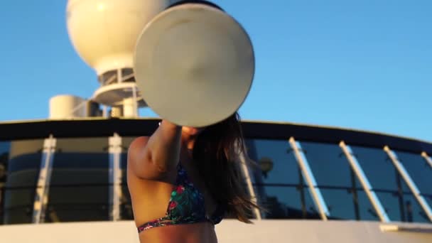 Chica tirar su sombrero - Invitación amistosa
 - Metraje, vídeo