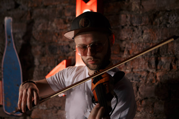 Close-up foto de homem tocando violino elétrico
 - Foto, Imagem