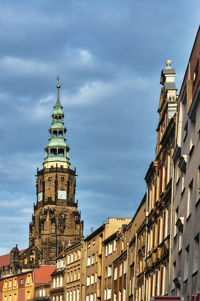 Huizen en een gotische kerk toren met een klok in de stad van Vienna - Foto, afbeelding