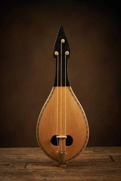 Instrumento grego tradicional chamado Thrakian lyra
 - Foto, Imagem