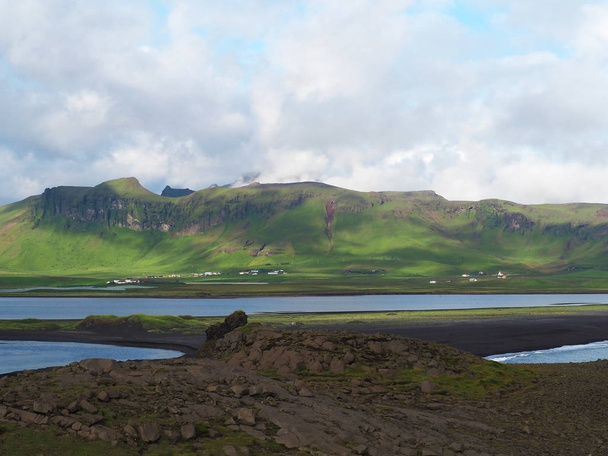 Δες στο χωριό vik και τη θάλασσα στον κόλπο στην Ισλανδία - Φωτογραφία, εικόνα