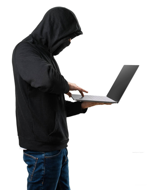 Hacker con il suo computer su sfondo bianco isolato
 - Foto, immagini