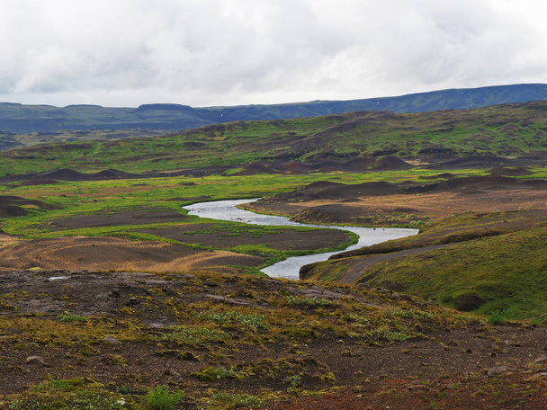 valle verde del río con exuberantes colinas de lava hierba y musgo y moun
 - Foto, Imagen