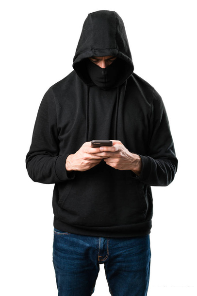 Hacker con il suo cellulare su sfondo bianco isolato
 - Foto, immagini