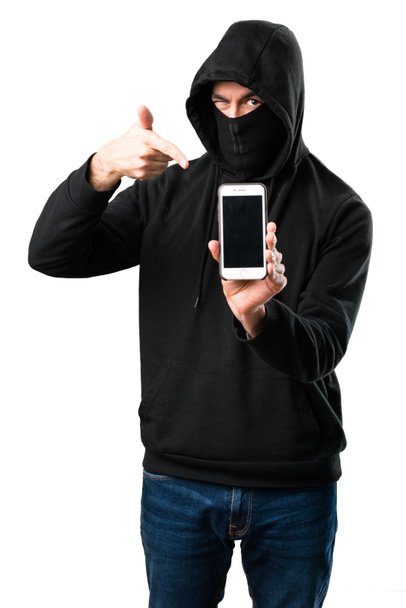 Хакер з його мобільний телефон на ізольованих білим тлом - Фото, зображення