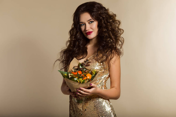 Portret z piękna dziewczyna nosi złotą suknię trzymając bukiet z owoców, strzelać studio - Zdjęcie, obraz