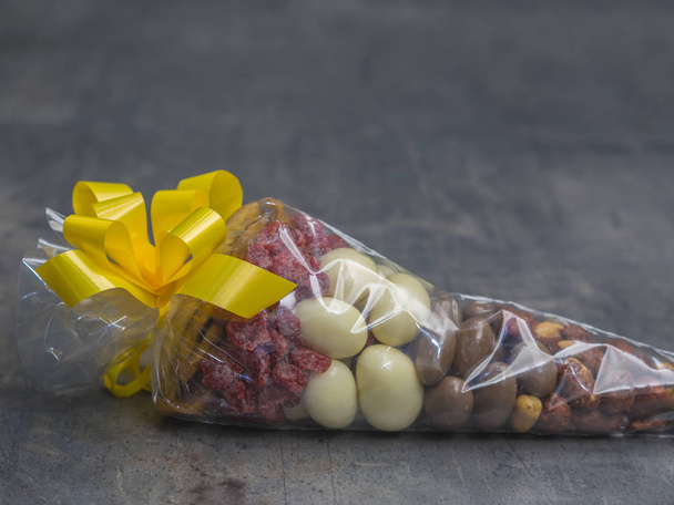 εσωτερικη σελοφάν κώνου δώρο γεμάτο πολυτέλεια αποξηραμένα φρούτα chochol - Φωτογραφία, εικόνα