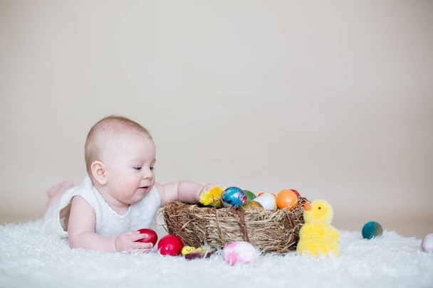 Cute little toddler baby boy, playing with colorful easter eggs  - Foto, Imagem