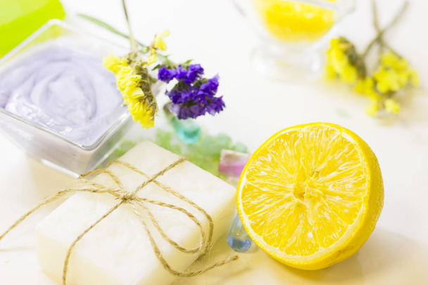 Spa concept with essential oil and lemon - Foto, Imagem