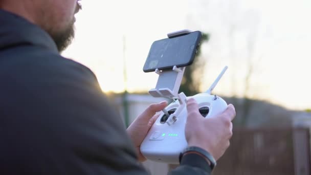 Man is het beheer van de afstandsbediening een quadcopter met een camera, close-up - Video